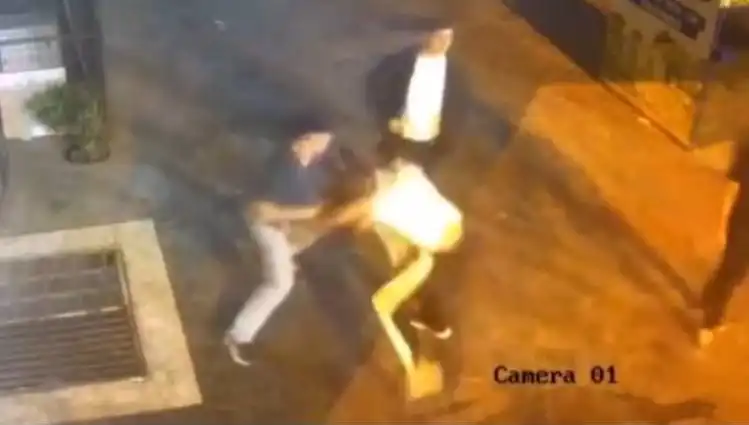 İstanbul Sokaklarında Tekmeli Yumruklu Kavga: O Anlar Kameralara Yansıdı!