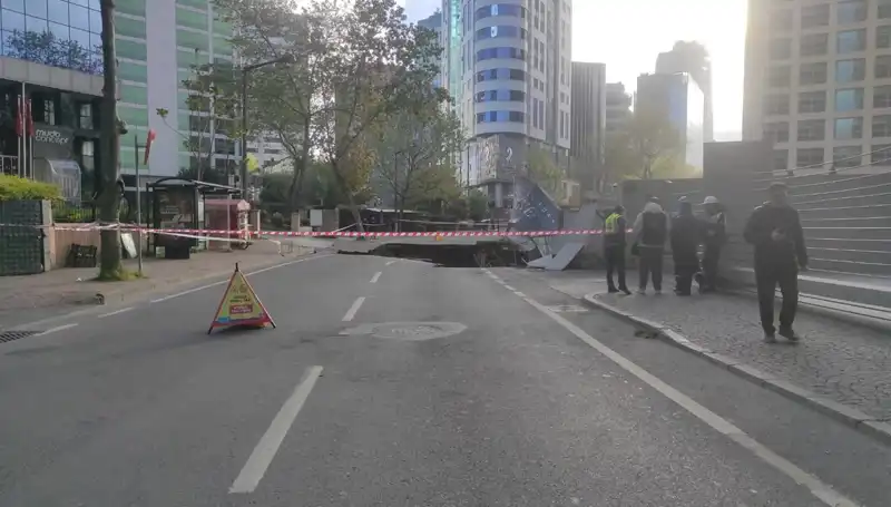 Sarıyer'de Yol Çökmesi: Cadde Eğitim ve Güvenlik Amaçlı Trafiğe Kapandı