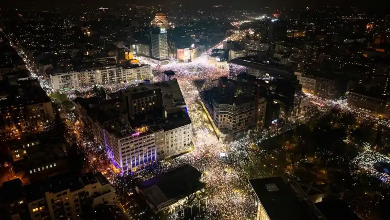Sırbistan'da Öğrencilerden Dev Protesto: Belgrad Sokakları Ayakta!
