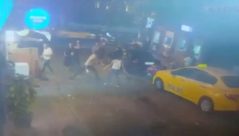 Beyoğlu'nda Gözaltı: Laf Atma Kavgasında Kan Aktı