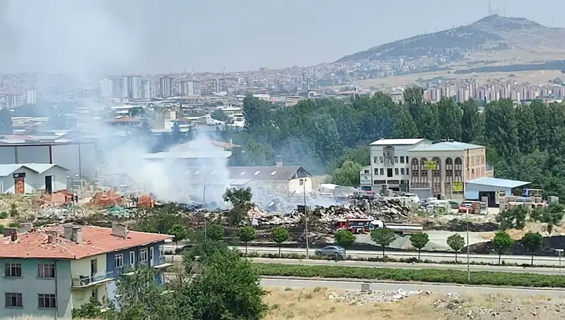 Otluk Alanda Başlayan Yangın, Depoyu Tamamen Küle Çevirdi