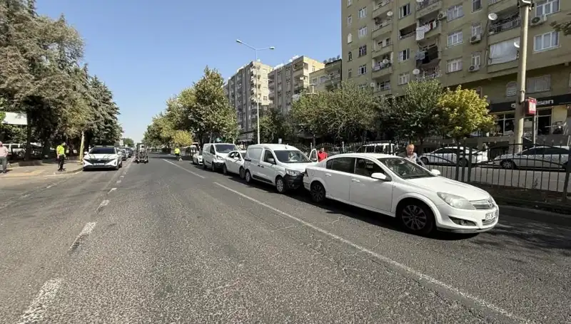 Diyarbakır'da Feci Kaza: 5 Araç Birbirine Girdi, Yaralılar Var!