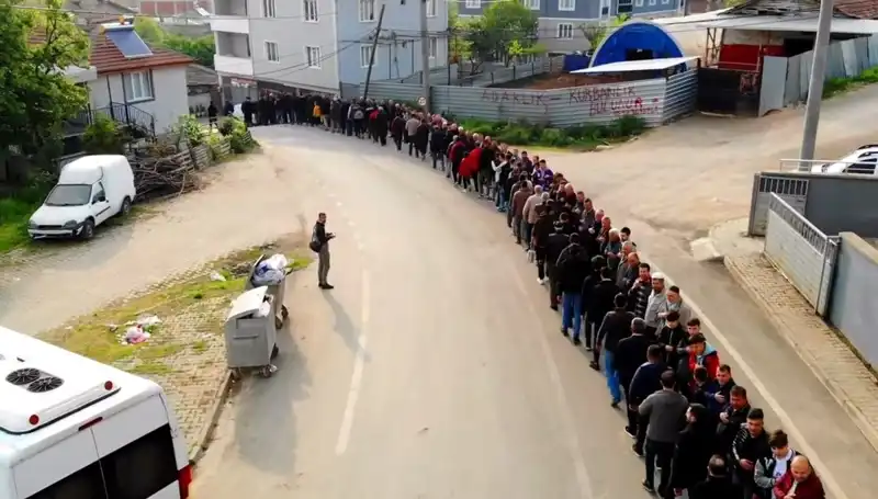 Bursa'nın O Mahallesinde Bayram Coşkusu: 1 Kilometreyi Aşan Kuyruk