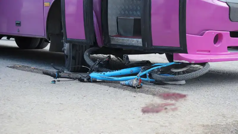 : Çocuğun Bisiklet Macerası Korkunç Bir Kazayla Sonlandı: Otobüsün Altında Kaldı!