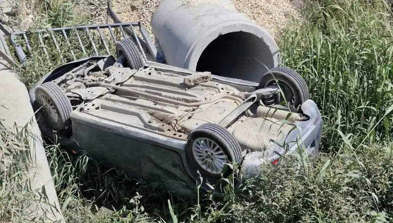 Pikap Kazası Su Kanalına Devrildi: İki Yaralı, Ayrıntılar Ortaya Çıktı