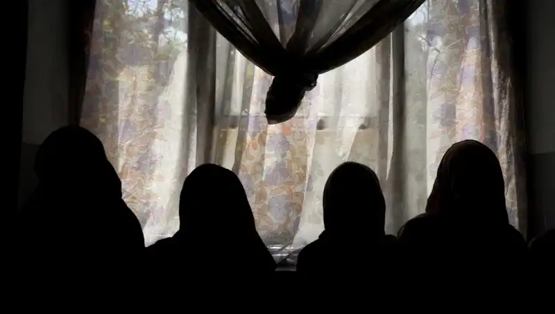 Taliban, Kadın Yazarların Eserlerine Yasağını Genişletiyor: Kültürel Susturma Süreci