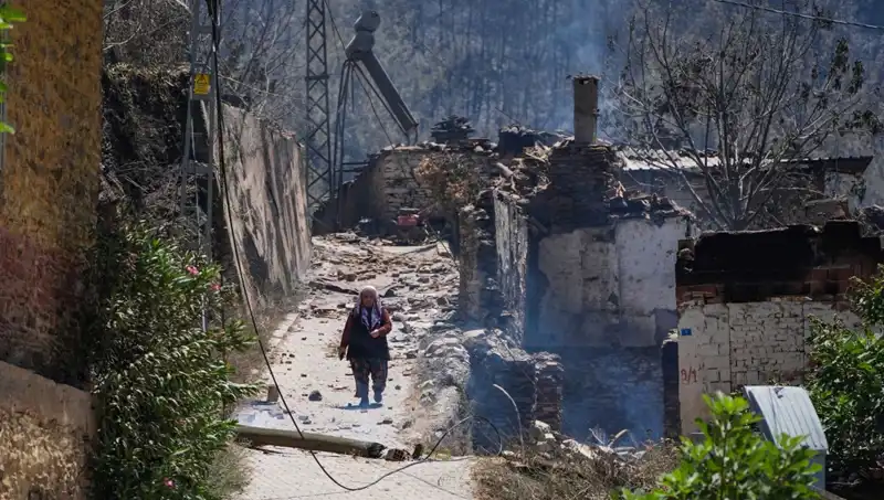 İzmir ve Bilecik'teki Yangınlar: 415 Bina Küllere Döndü!