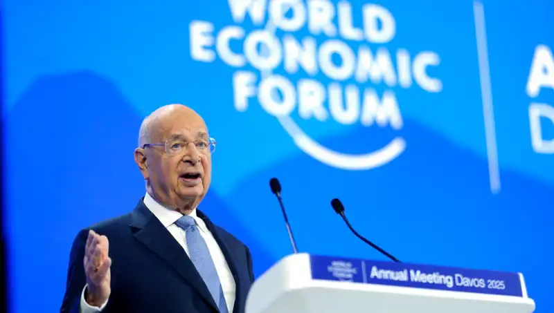 Davos’un Kurucusu Klaus Schwab Görevinden İstifa Etti: Nedenleri ve Gelecekteki Etkileri