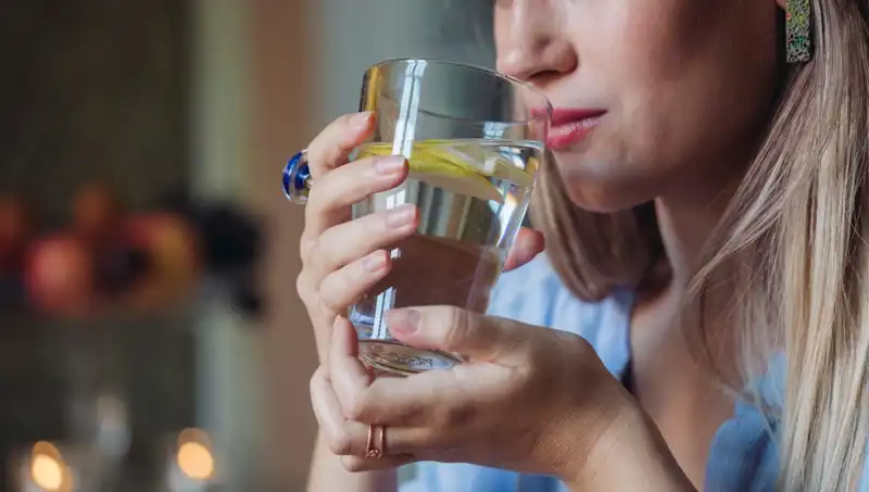 Harvardlı Uzman Limonlu Su Hakkında Gerçekleri Açıkladı: Faydaları ve Zararları Neler?